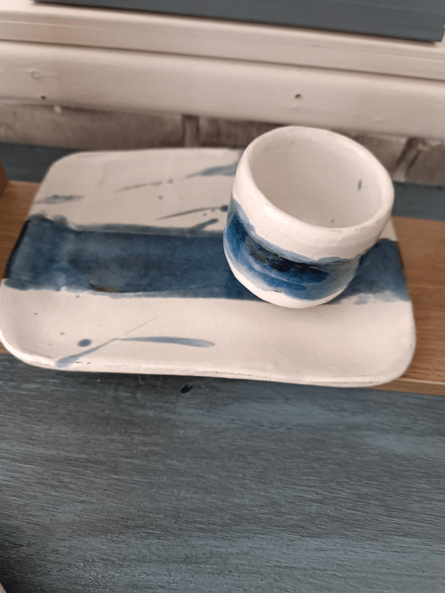 Plat émaux blanc bleu et petite tasse
