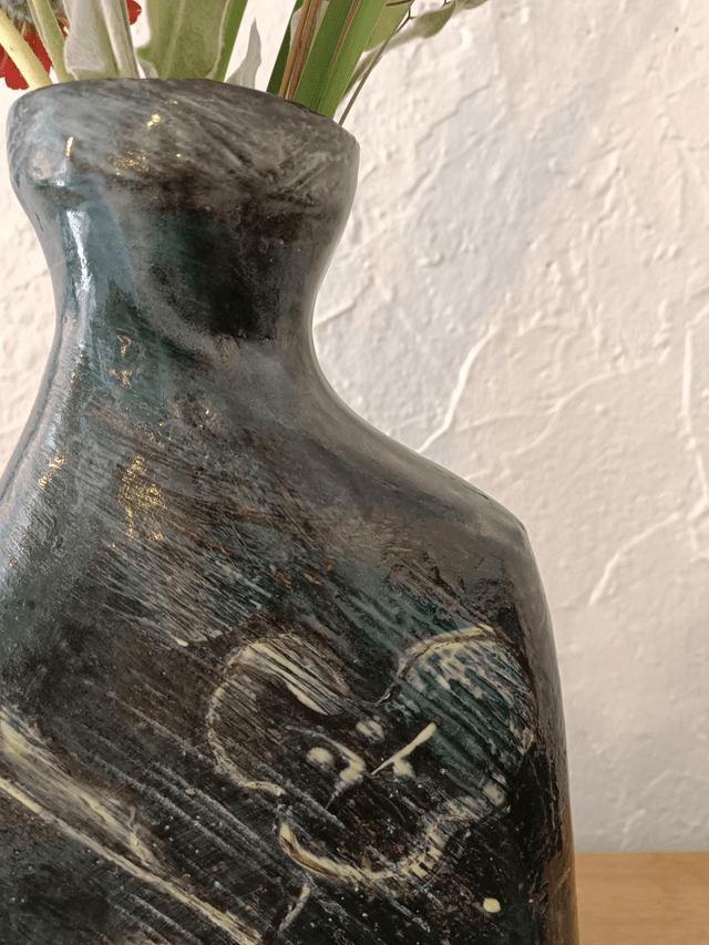 Vase grand modèle asymétrique décor engobe 