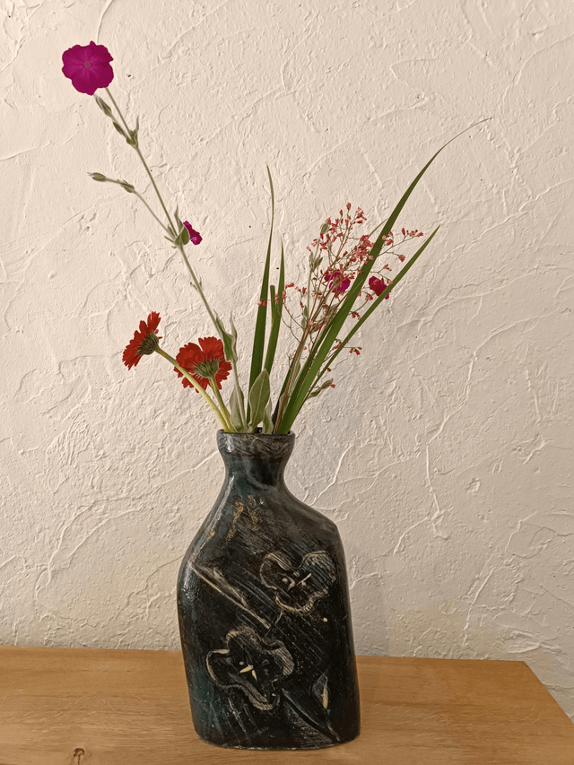 Vase grand modèle asymétrique décor engobe 