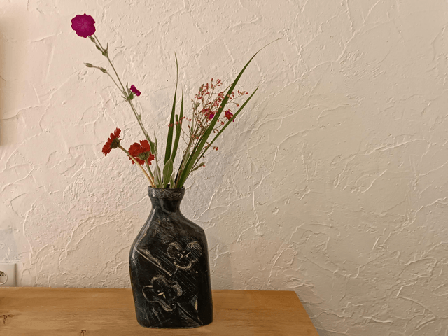 Vase grand modèle asymétrique décor engobe 