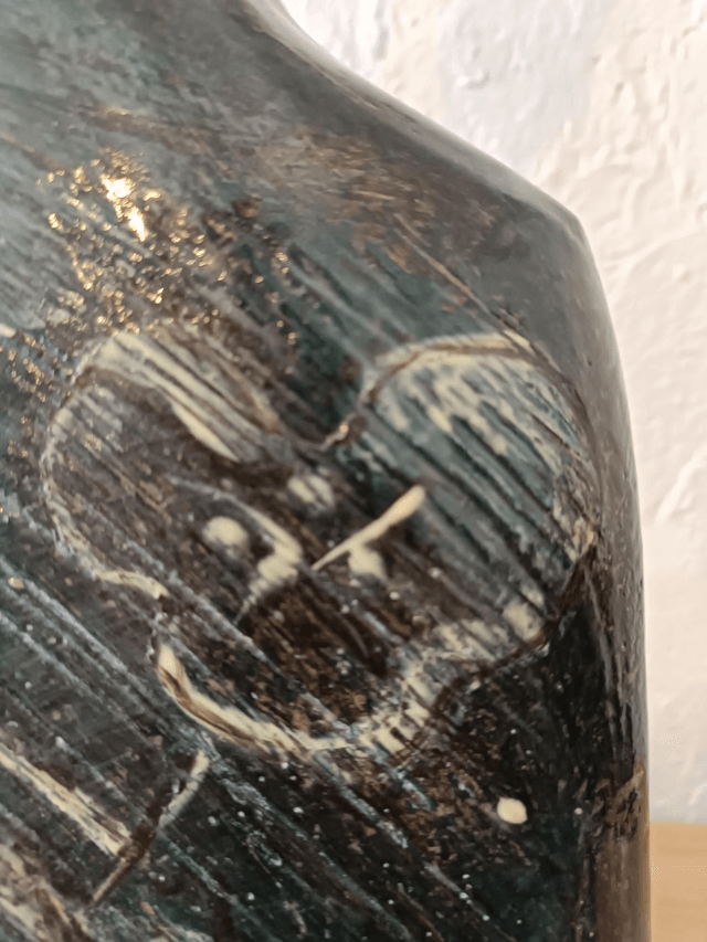 Vase grand modèle asymétrique décor engobe 