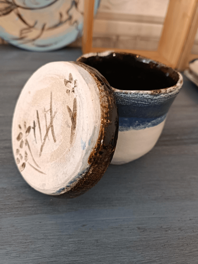 Bol mug pincé blanc bleu temmoku  et une coupelle temmoku 