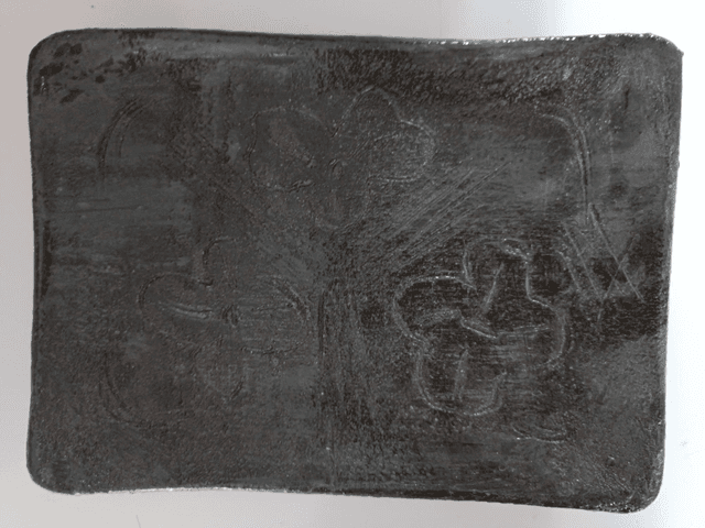 Plat noir scraffito décoration MM