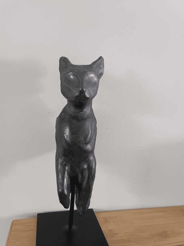 Chat sur socle 