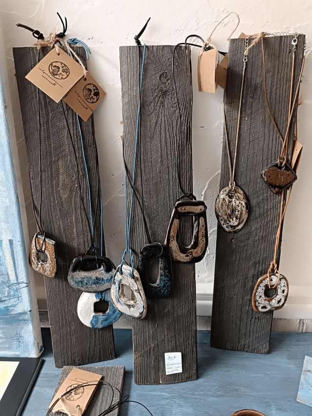 Collier plusieurs variantes en boutique 